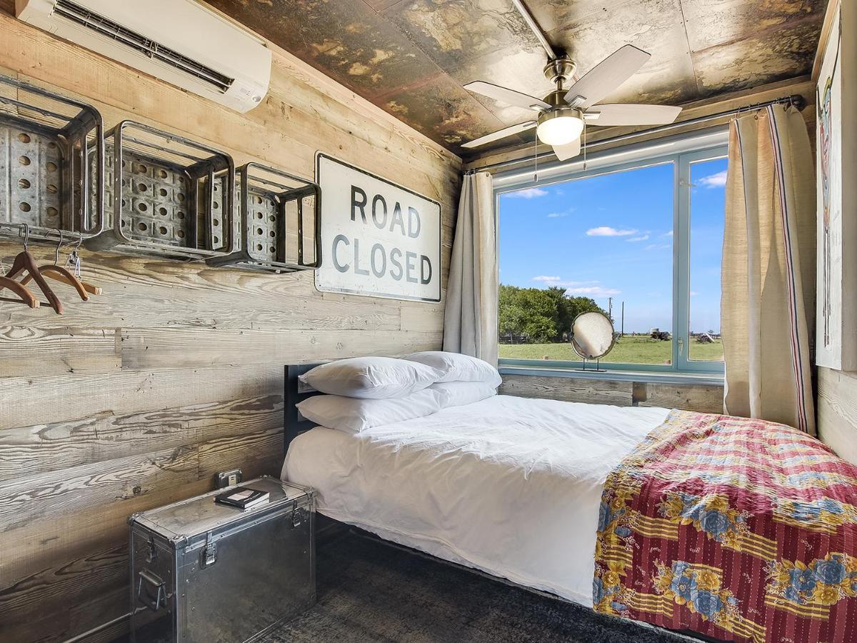 Round Top Flophouze Shipping Container Hotel المظهر الخارجي الصورة